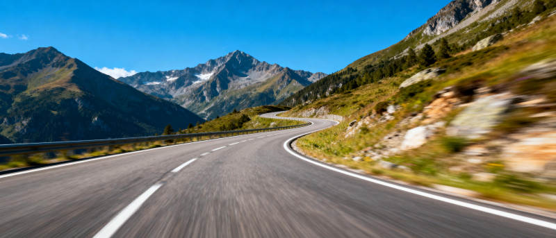 山间公路疾驰图片