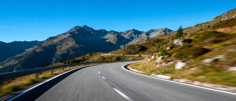 山间公路蜿蜒前行图片