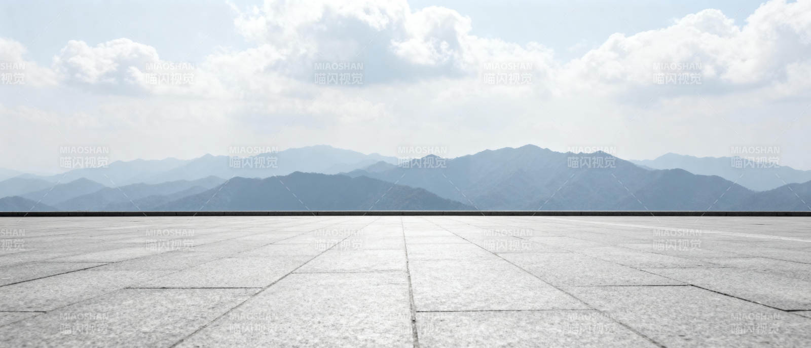 空旷广场远山云影图片