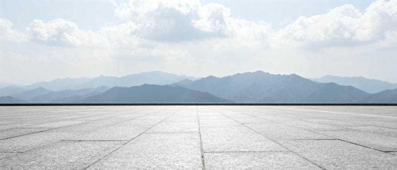 空旷广场远山云影图片
