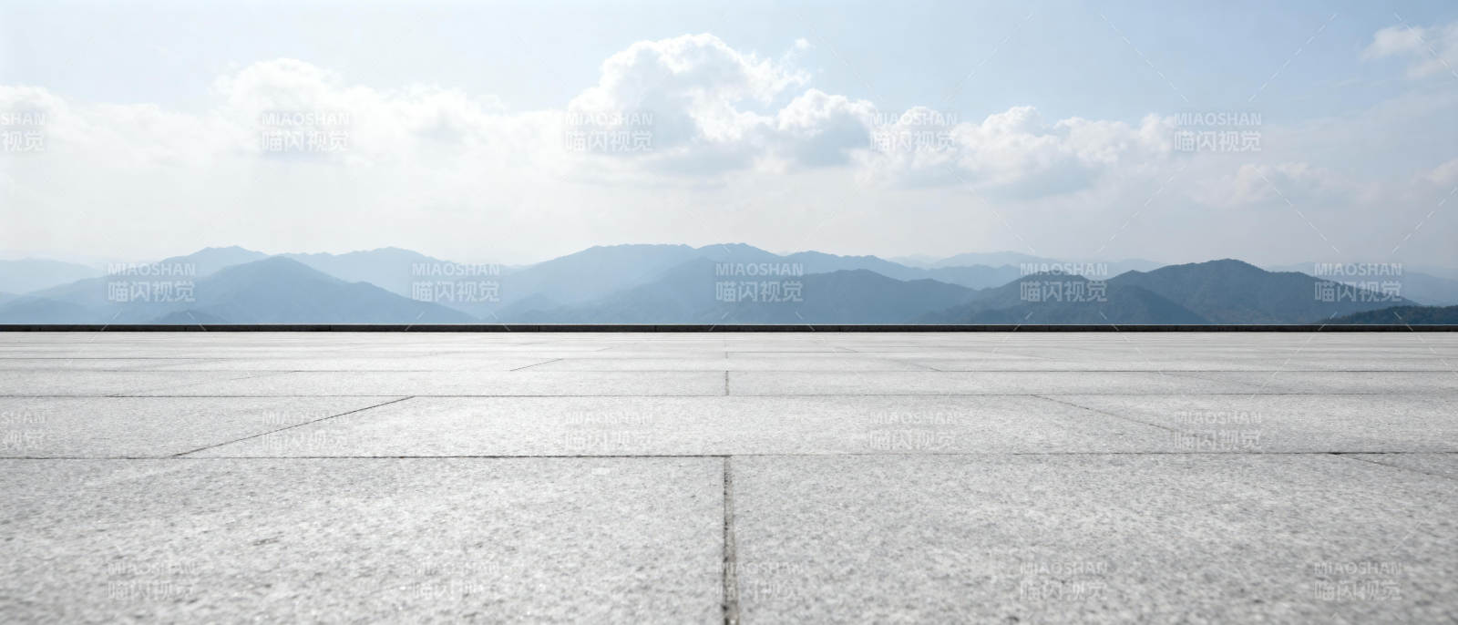 空旷广场远山景图片
