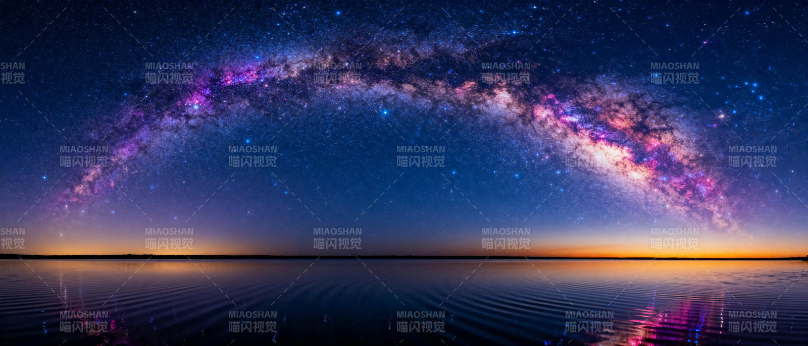 银河映湖夜景图片