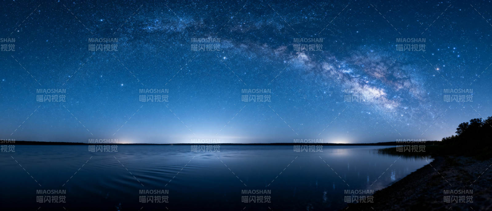 星河倒映湖面图片