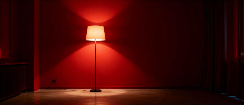 红墙孤灯静影图片