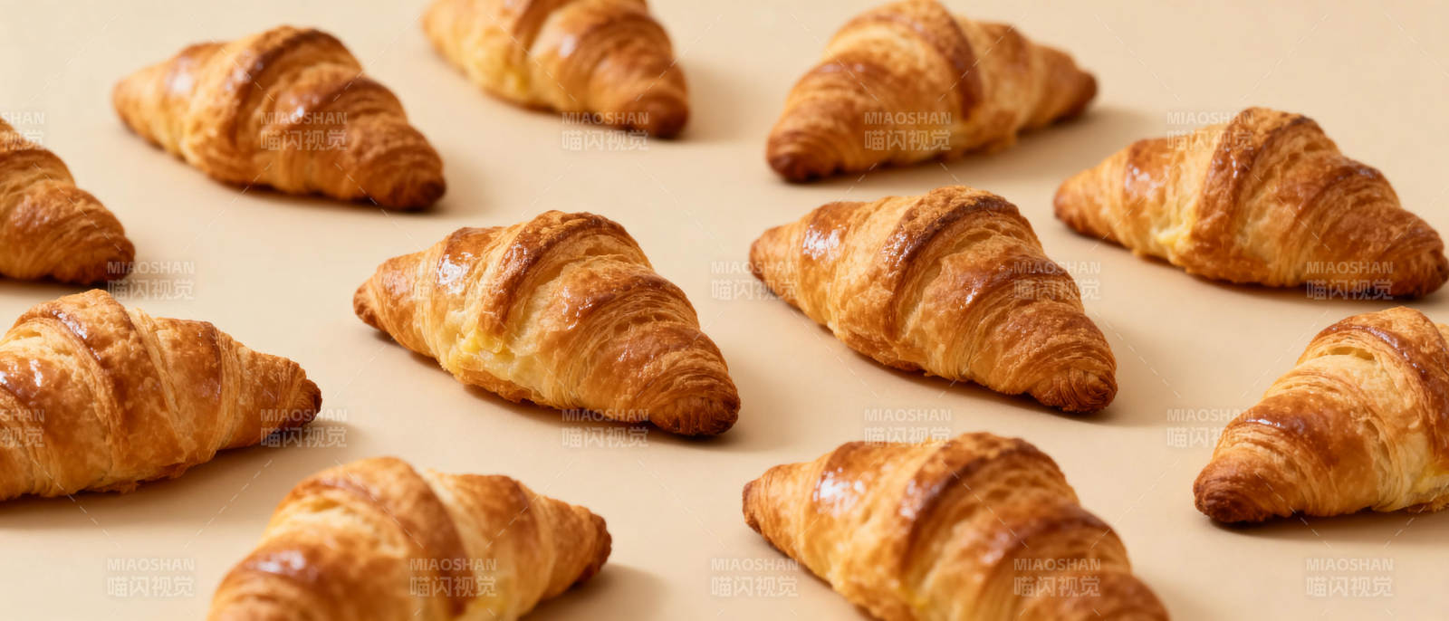 金黄酥脆可颂面包图片