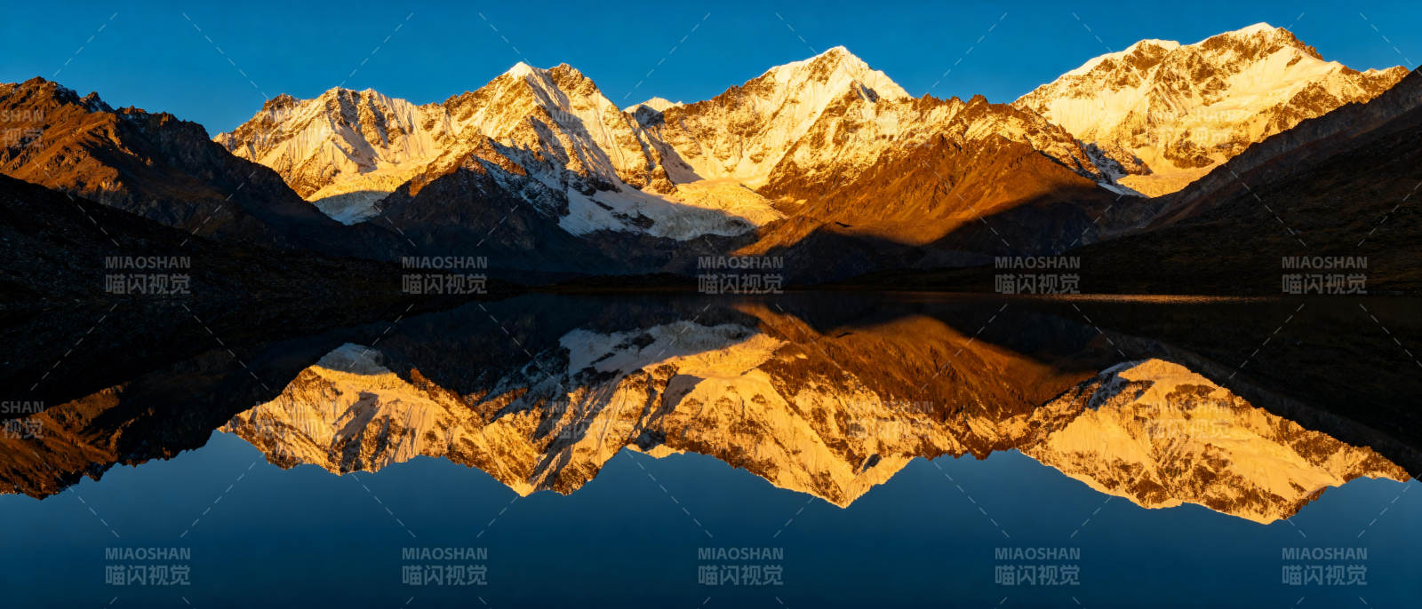 雪山倒影湖中图片