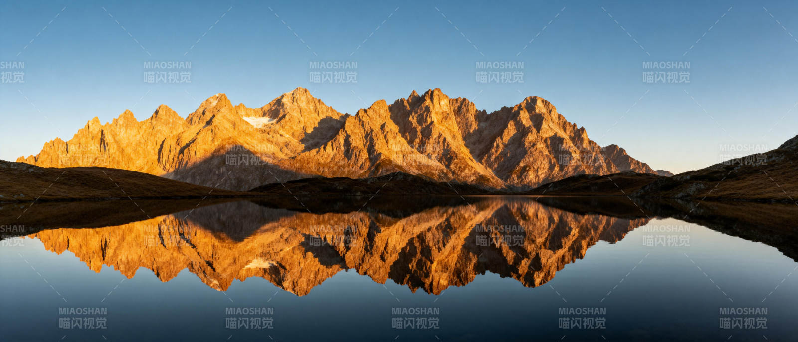 雪山倒影湖中图片