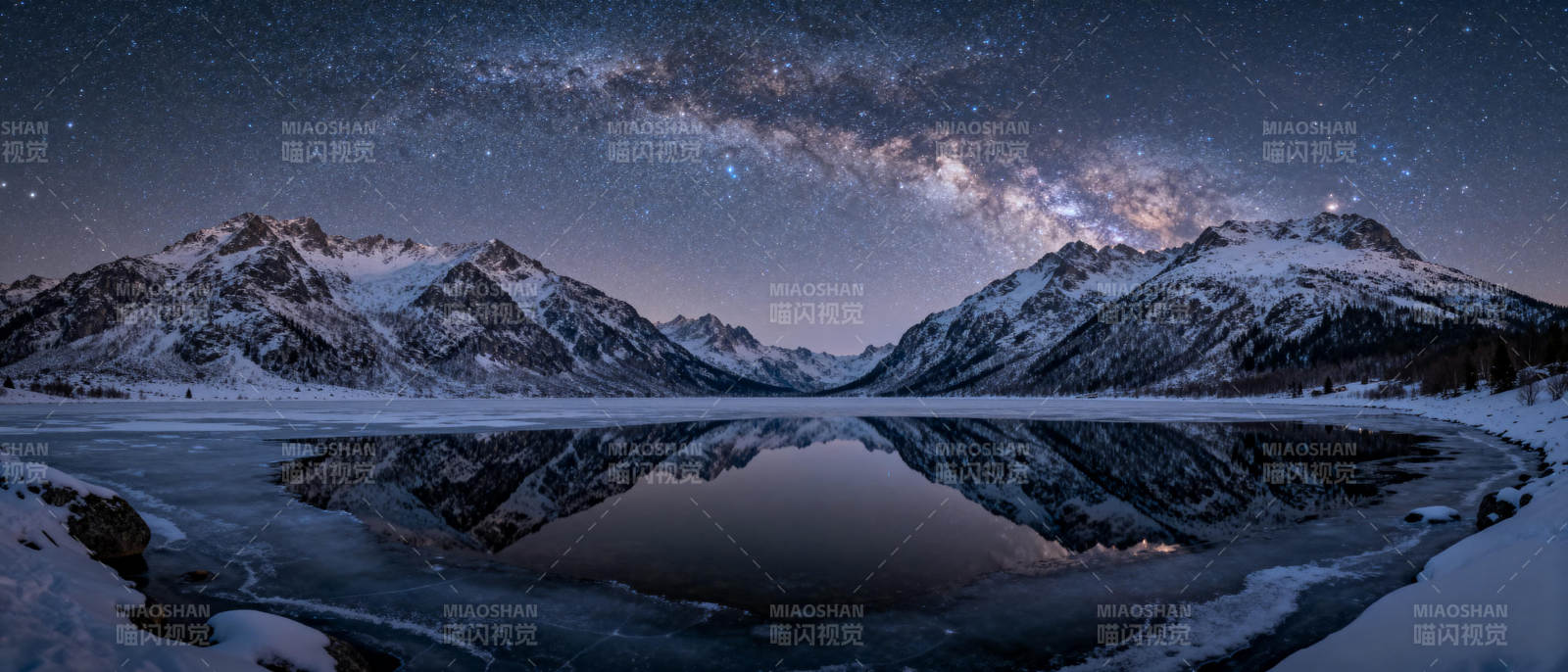 星空倒映雪山湖图片