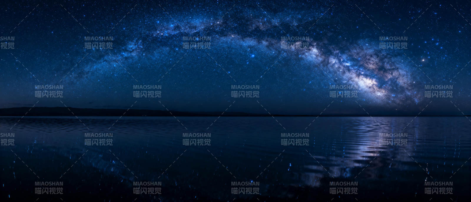 银河映湖夜景图片