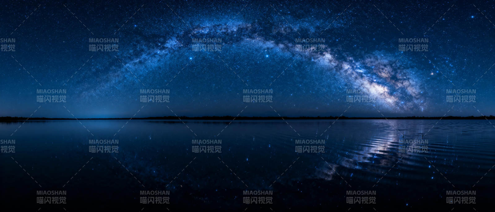 银河倒映夜湖图片