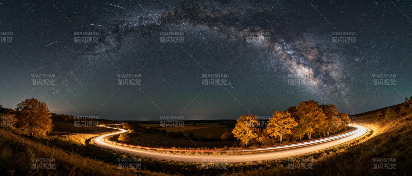 星河下的蜿蜒公路图片