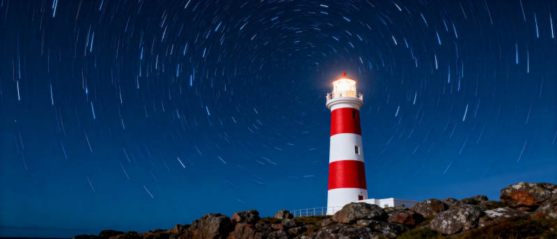 灯塔星轨夜景图片