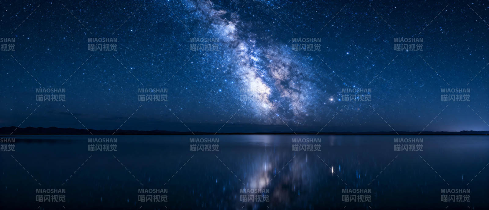 银河映湖夜景图片