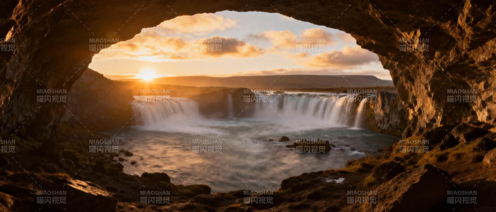 洞中观瀑日落图片