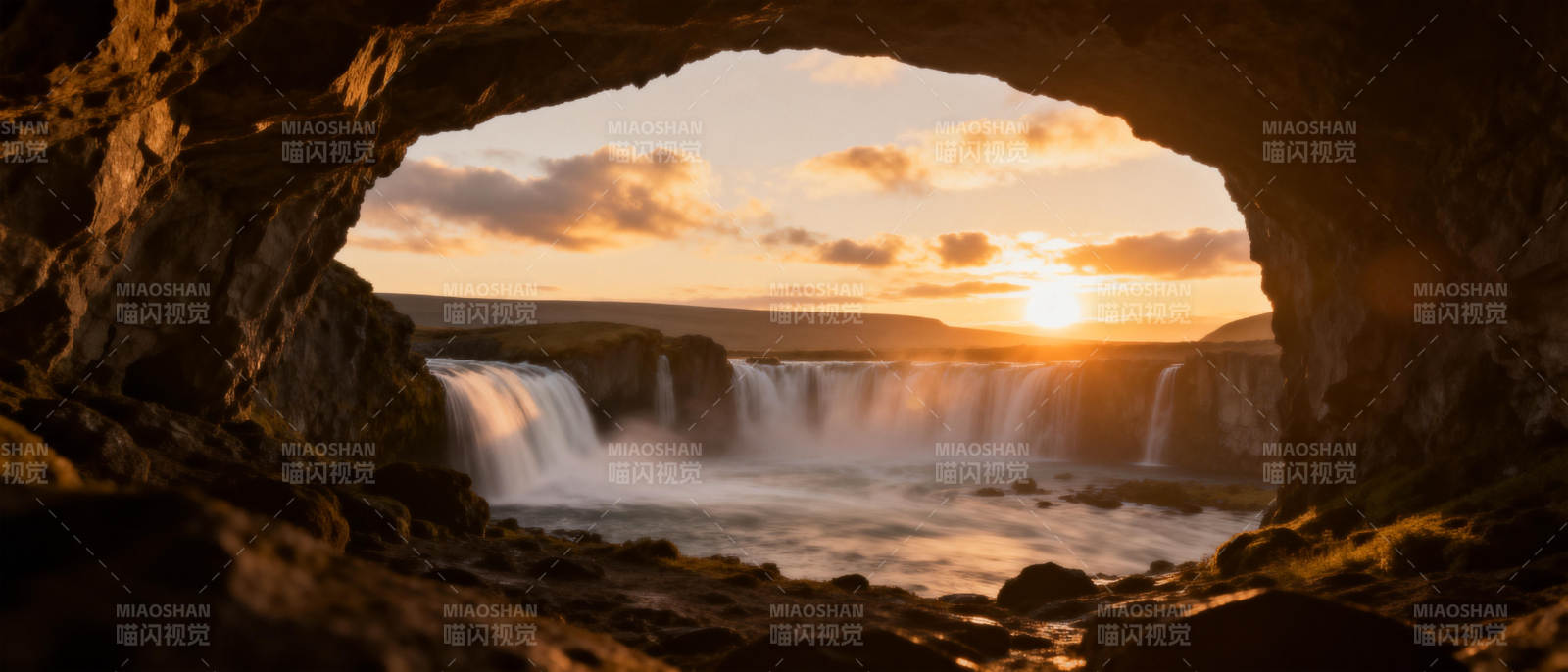 洞中观瀑日落图片
