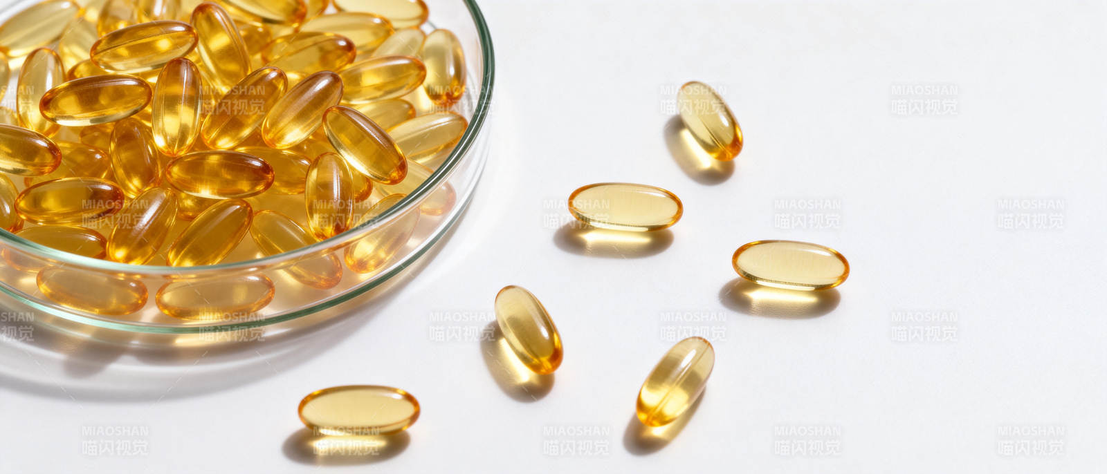 金黄胶囊散落盘边图片