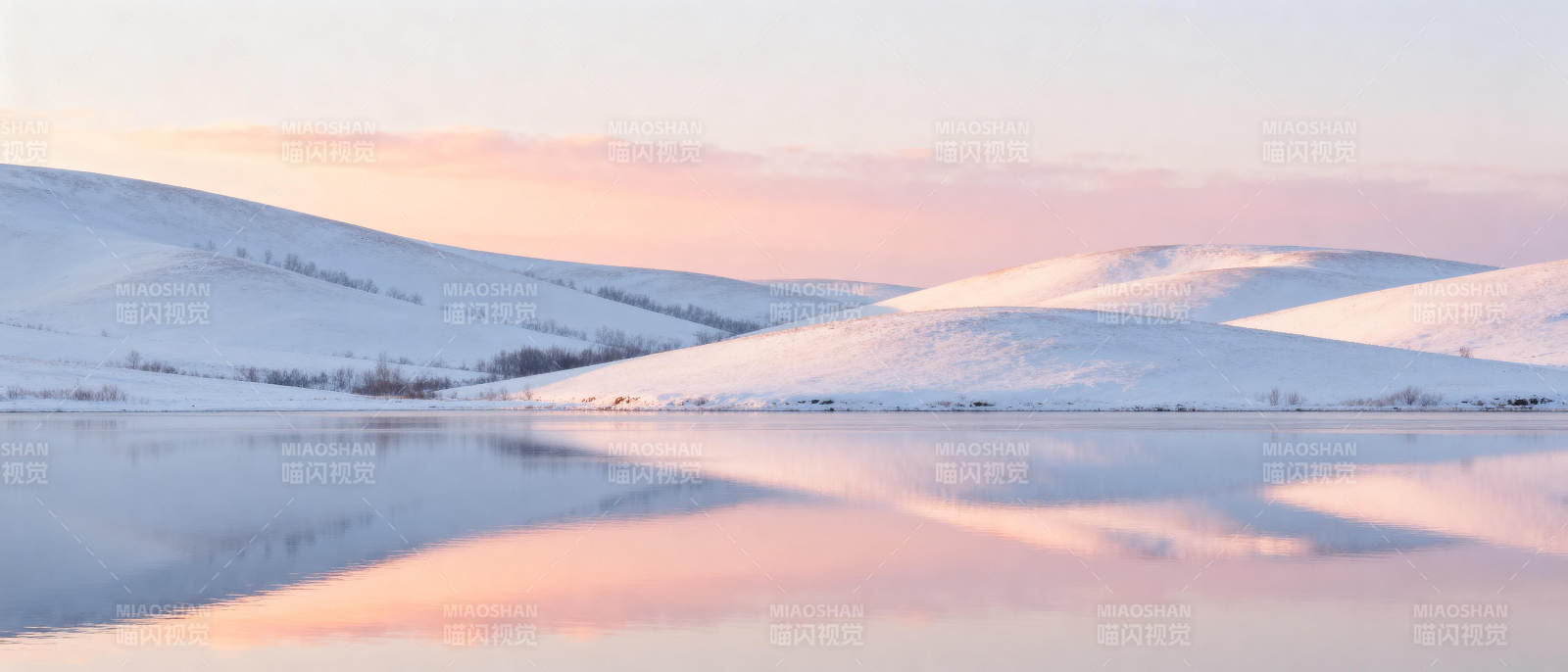 雪原湖光晨曦图片