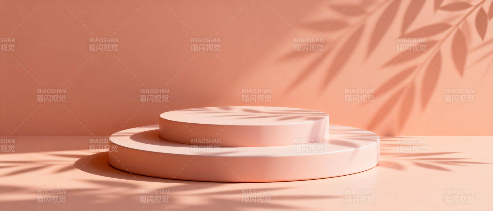 柔和光影中的阶梯台图片