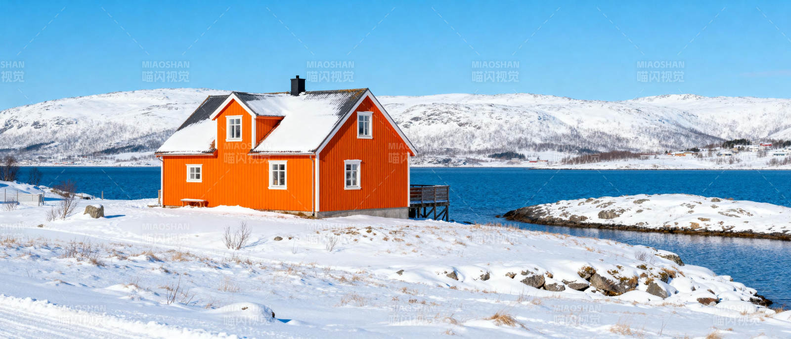 雪中橙屋湖畔景图片