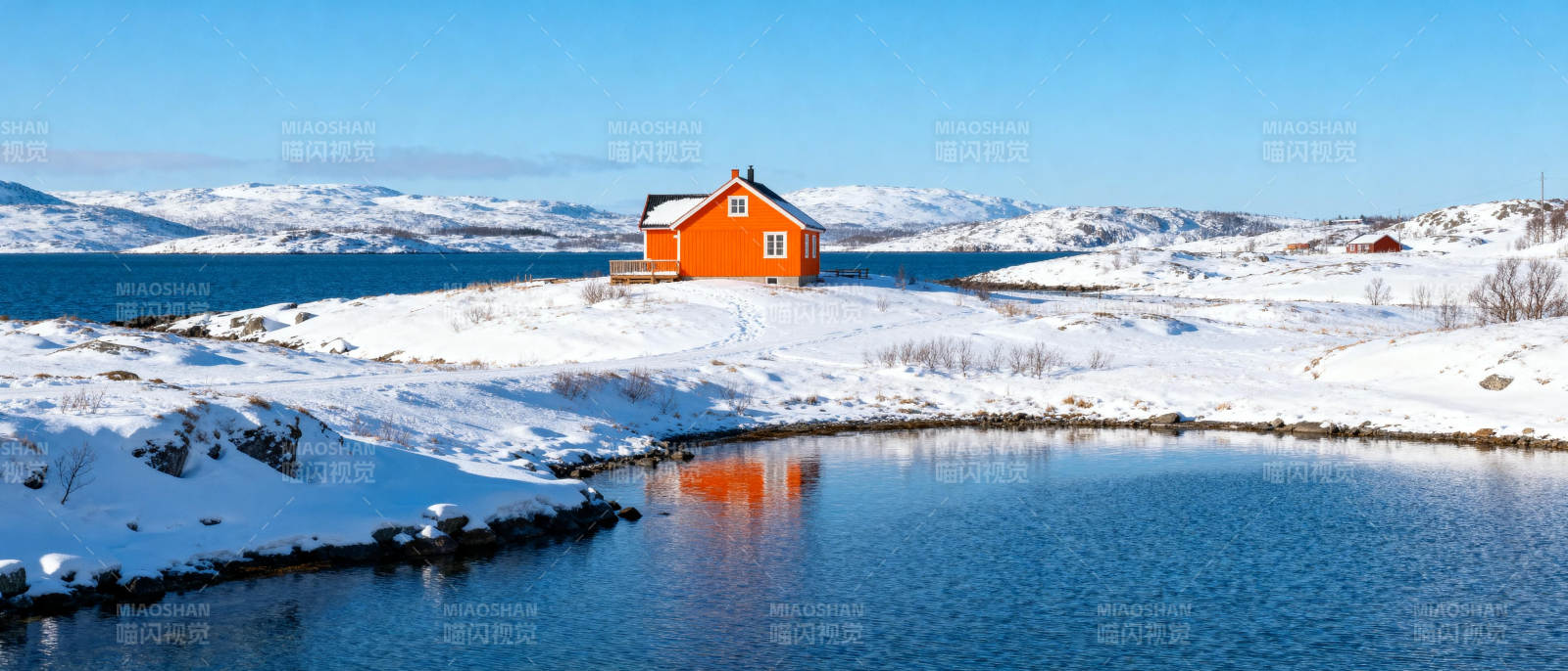 雪地红屋映湖光图片
