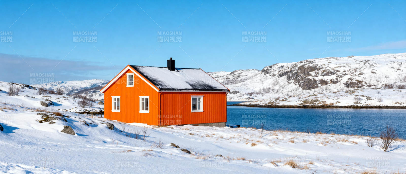 雪地橙屋湖畔景图片