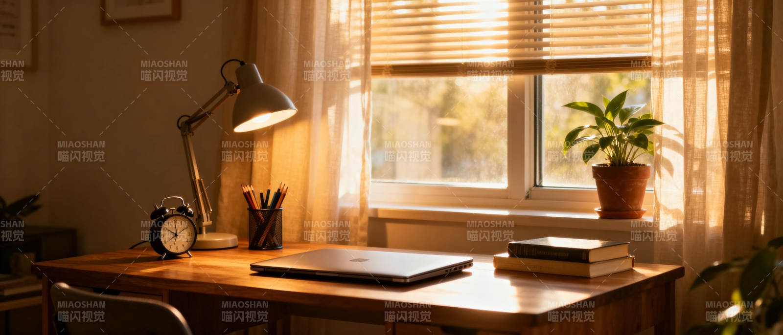 温馨书桌晨光图片