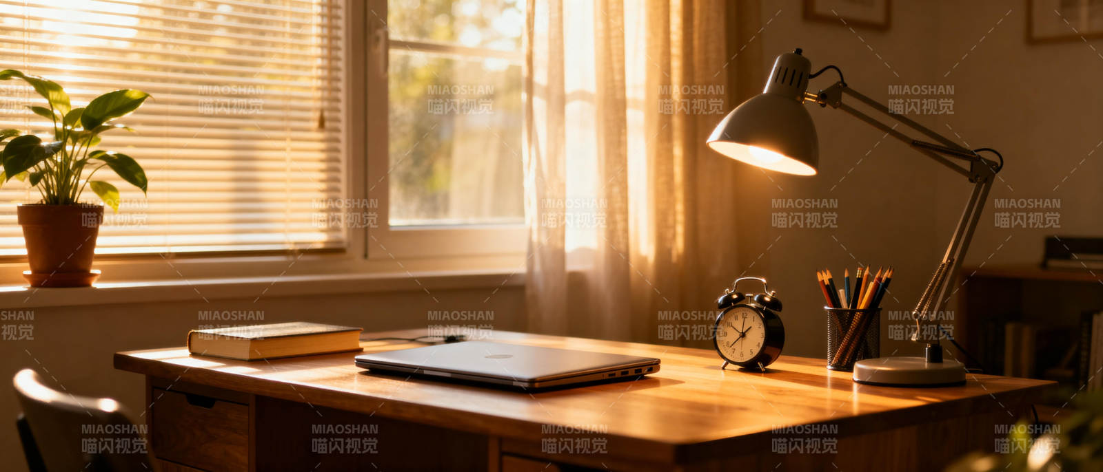 温馨书桌一角图片