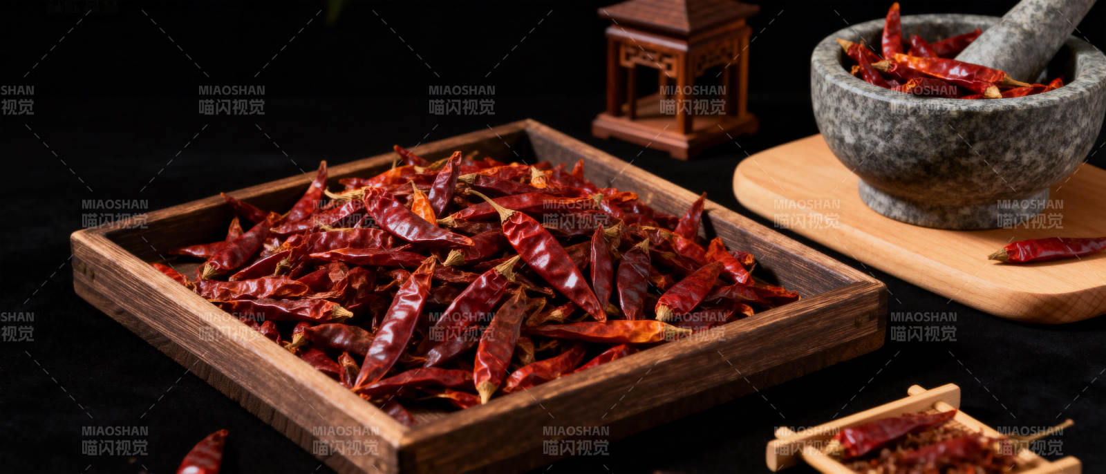 干辣椒与研磨器图片