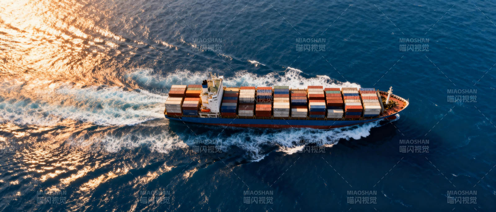 货轮航行海上图片