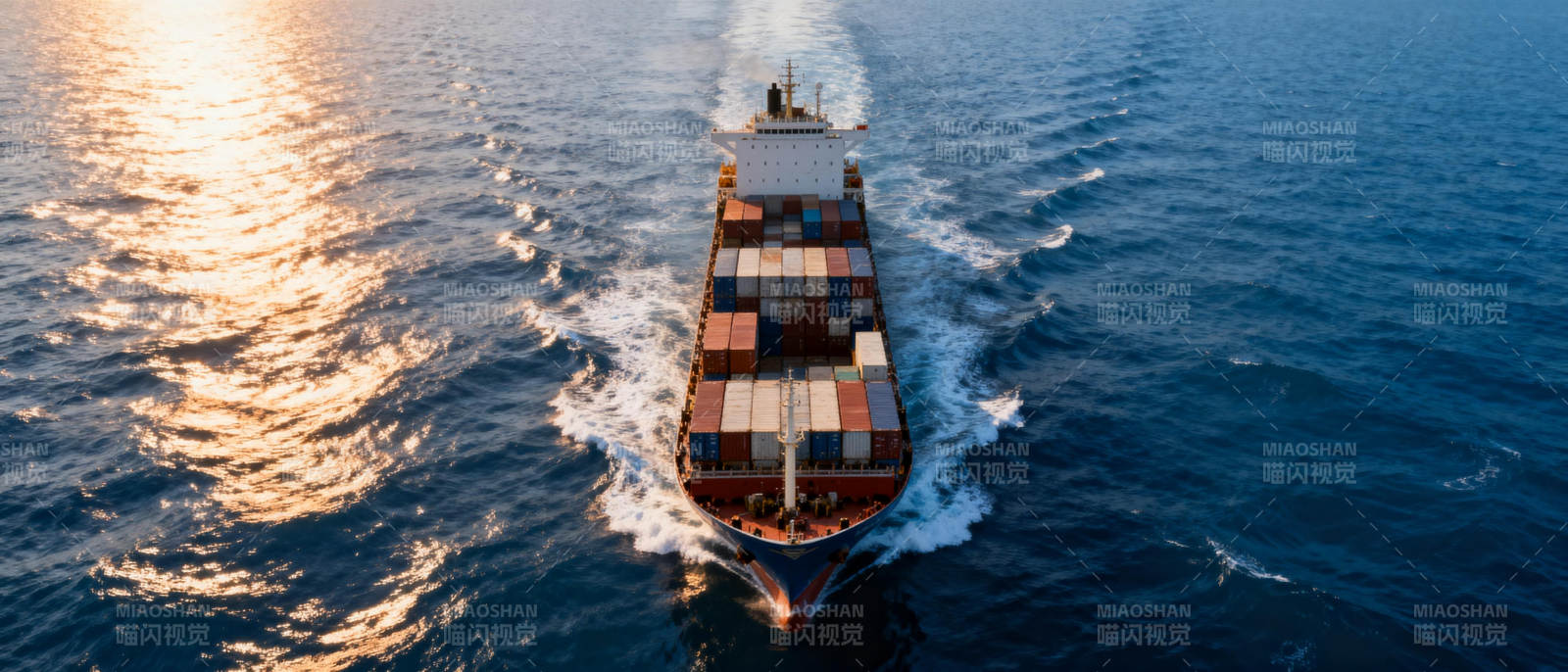 货轮破浪前行图片