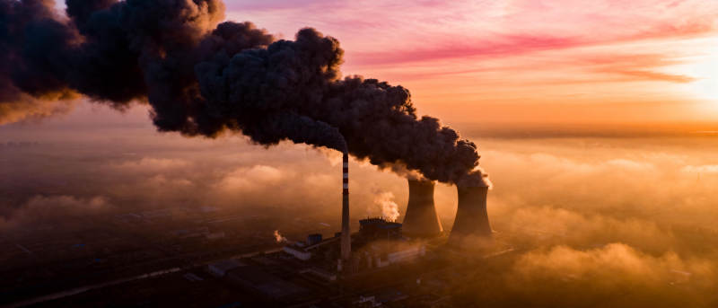 烟雾缭绕的工业晨曦图片