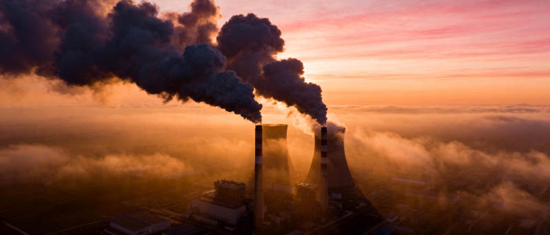 工业烟囱排放烟雾图片