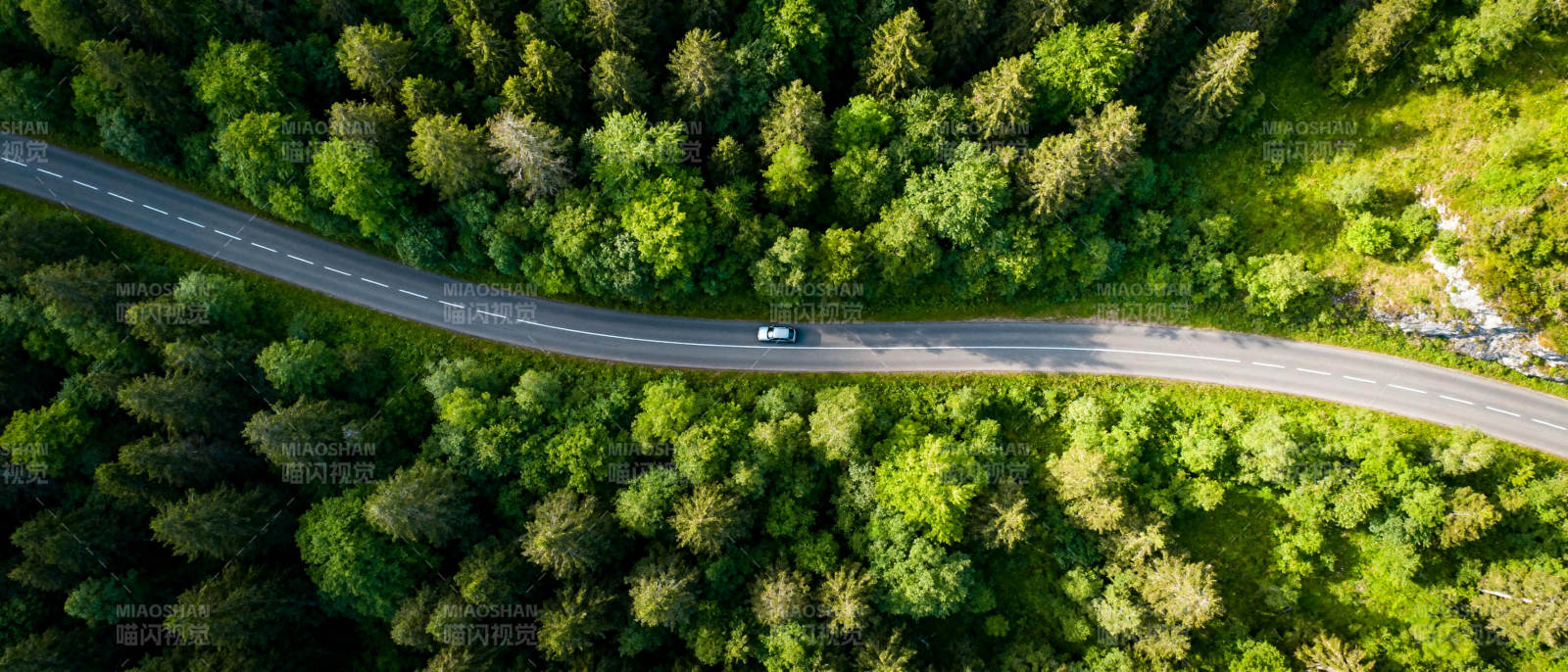 林间公路航拍图片