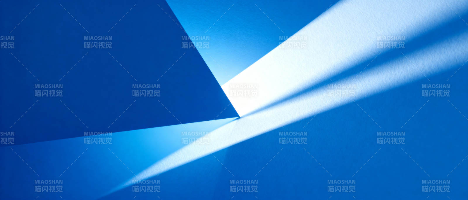 蓝色光影交错图片