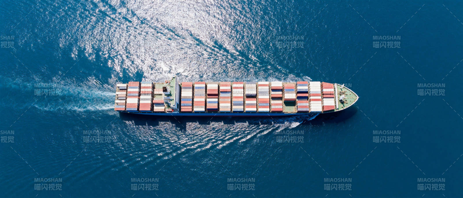 航拍货轮运载集装箱图片