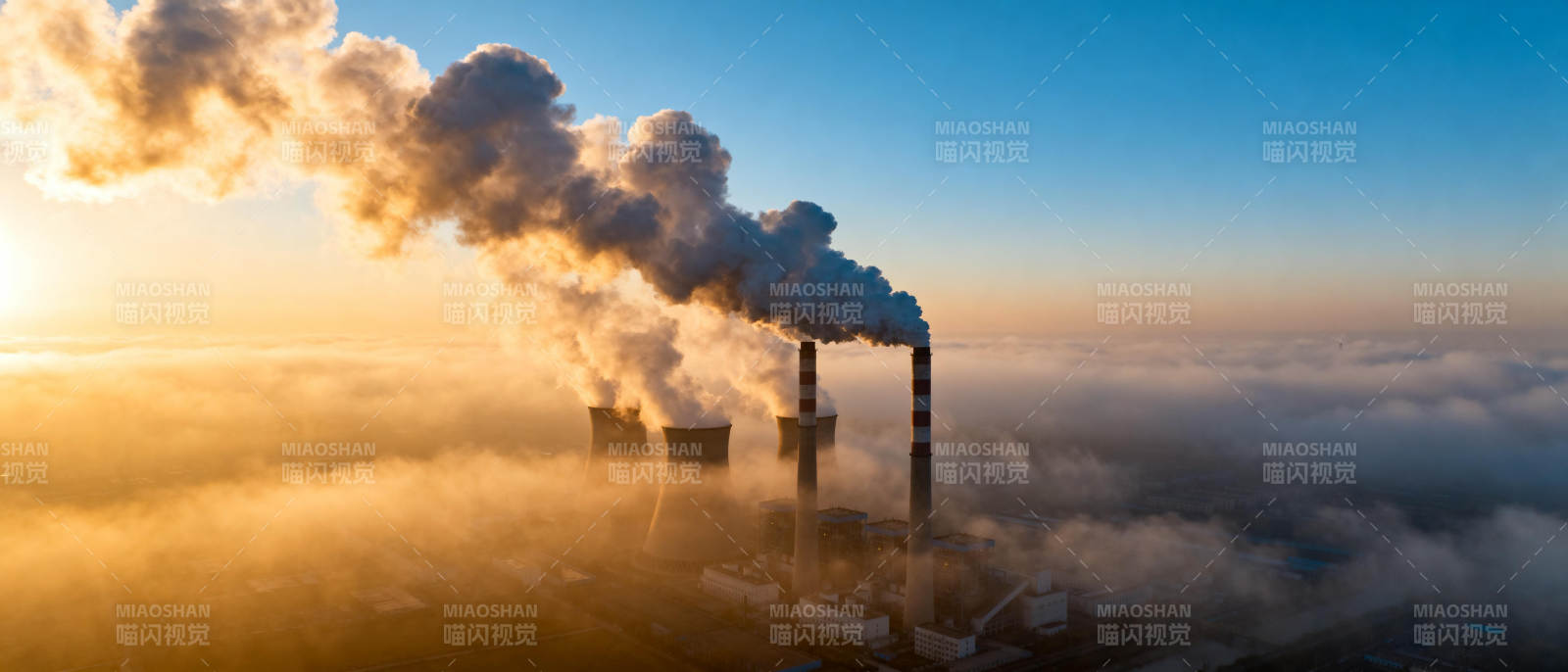 工厂烟雾升腾图片