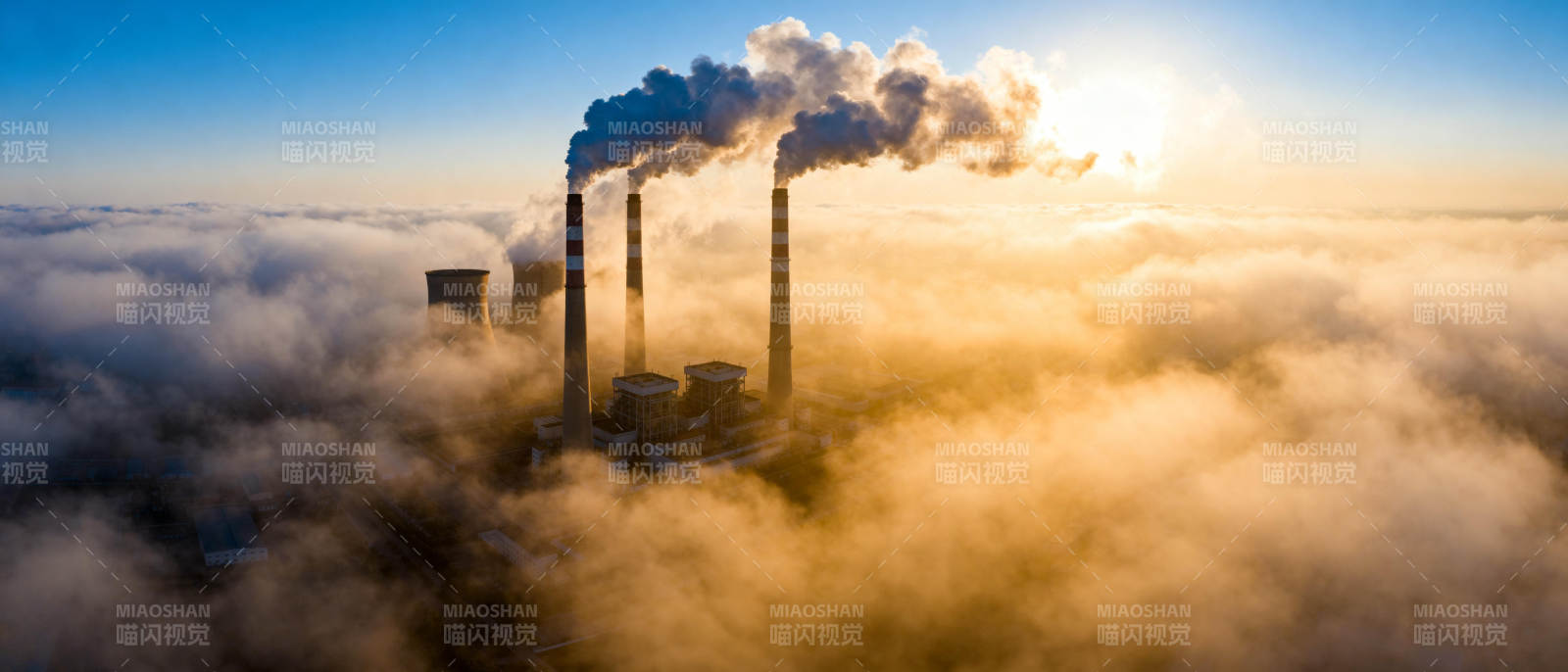 烟云缭绕的工厂图片