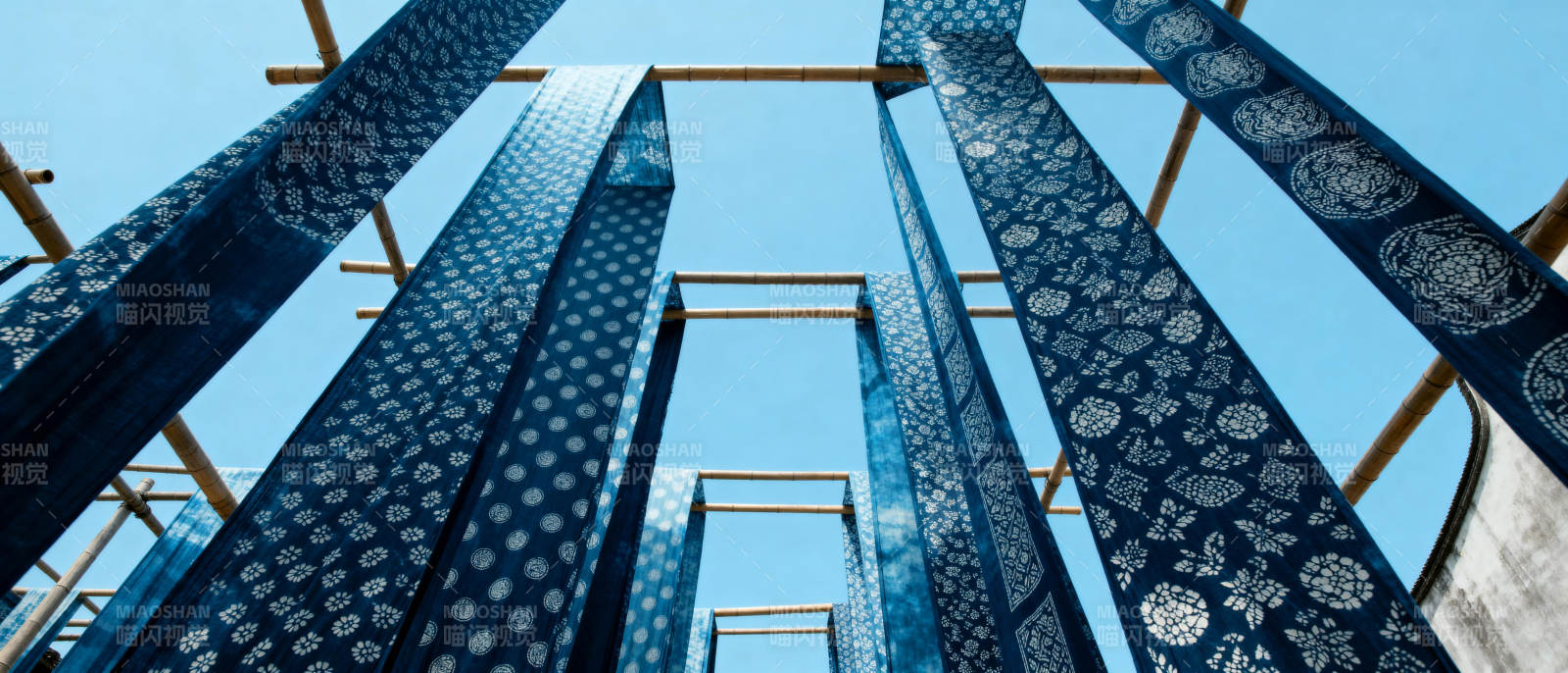 蓝染布艺艺术装置图片