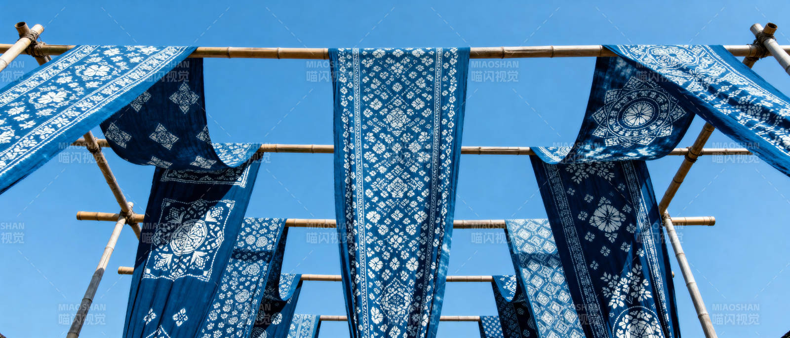 蓝印花布迎风飘图片
