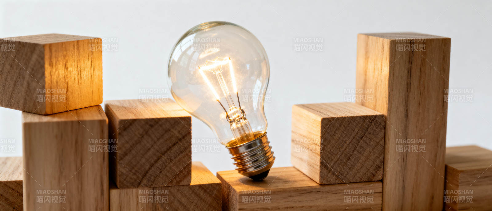 灯泡与木块创意组合图片