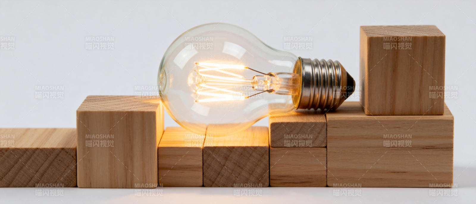 灯泡与木块创意组合图片