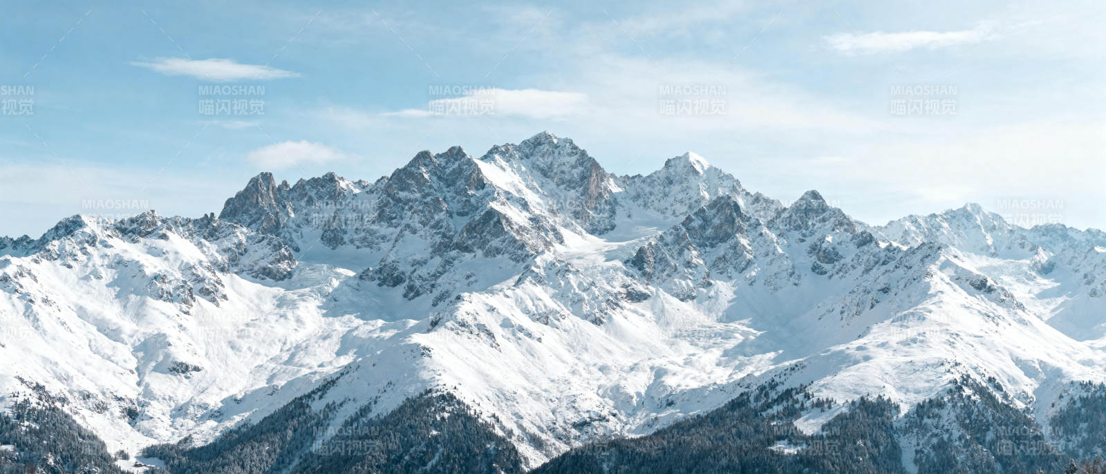 雪山巍峨 蓝天映衬图片