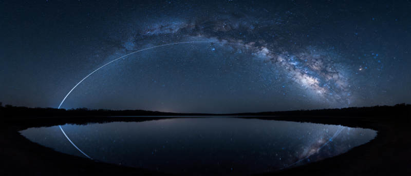 银河倒映湖面图片