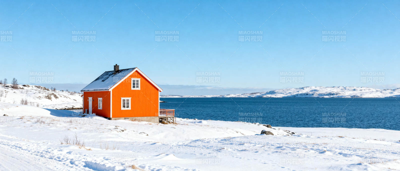 雪地橙屋湖畔景图片