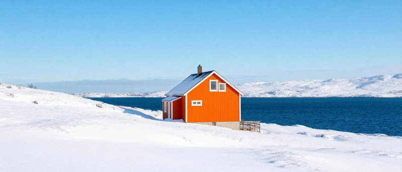 雪地橙屋湖畔景图片