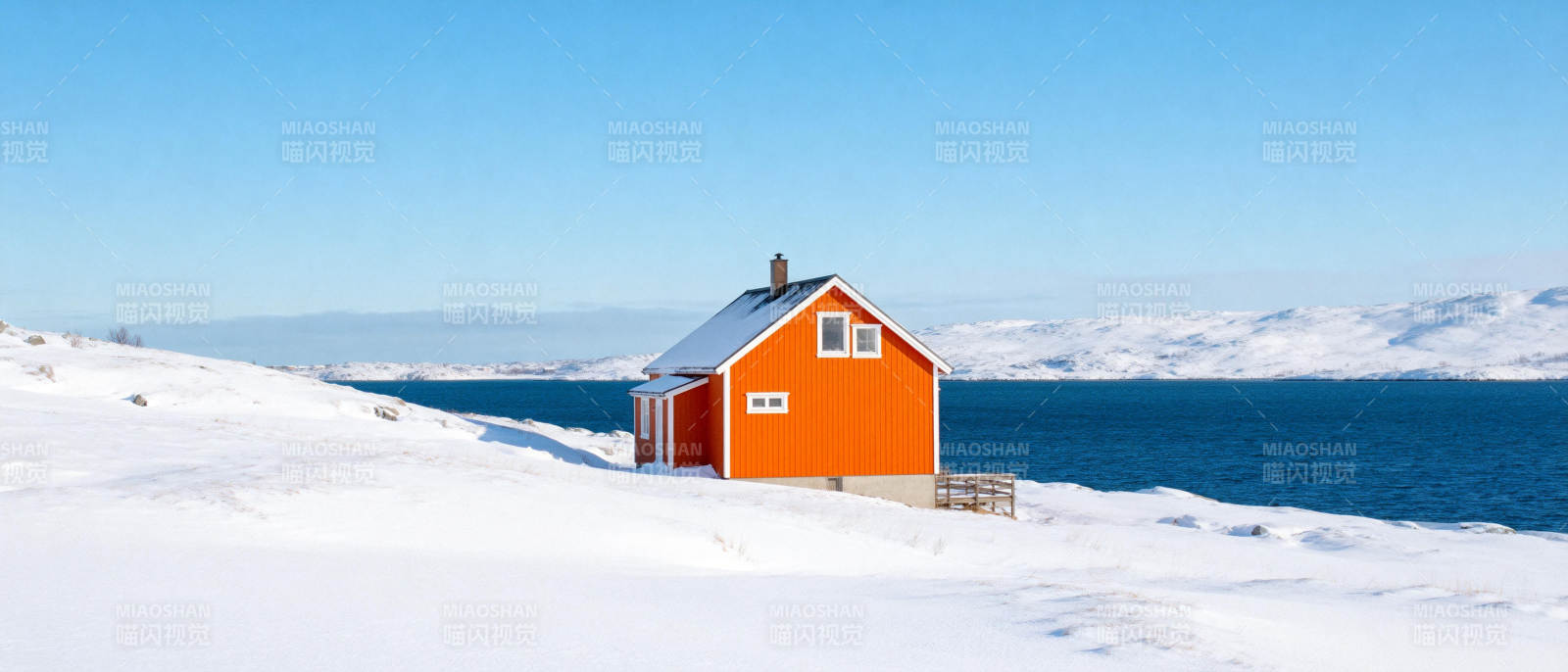 雪地橙屋湖畔景图片