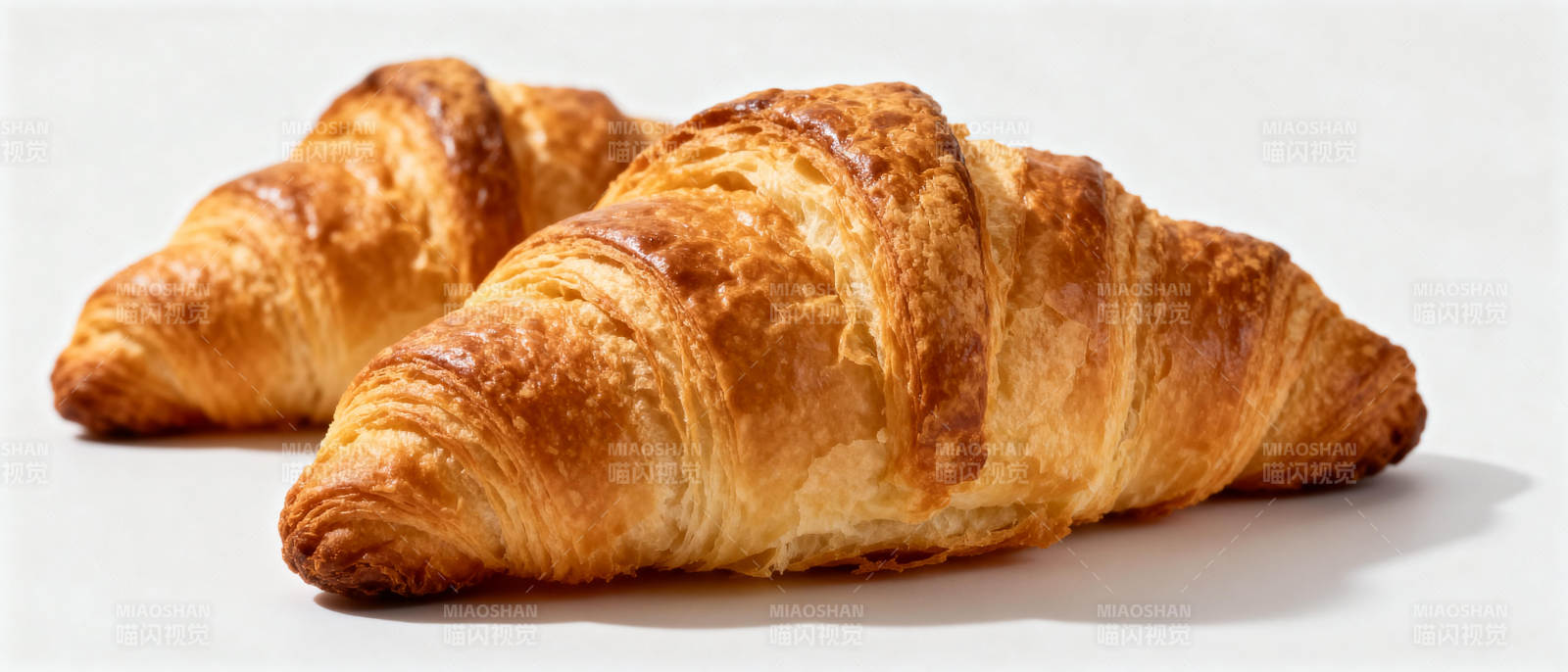 金黄酥脆的羊角面包图片