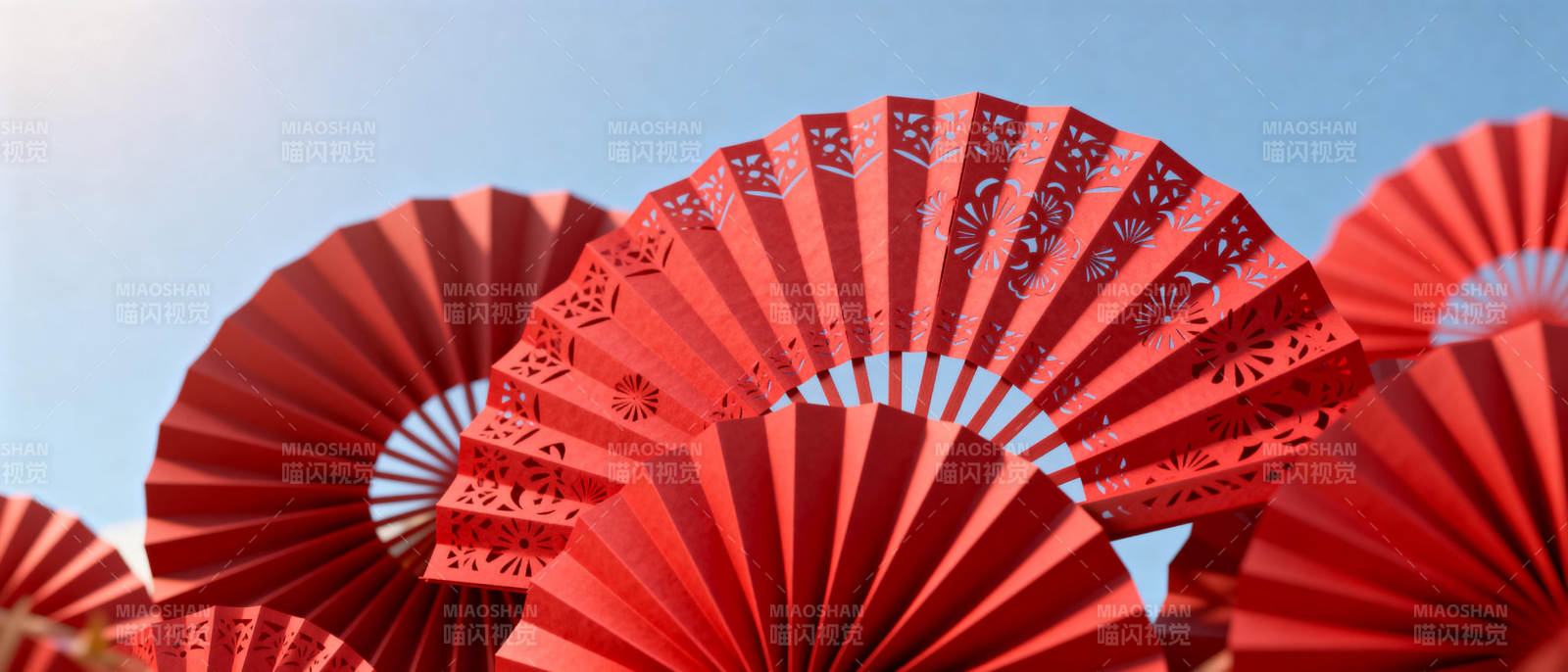 红扇迎风展图片