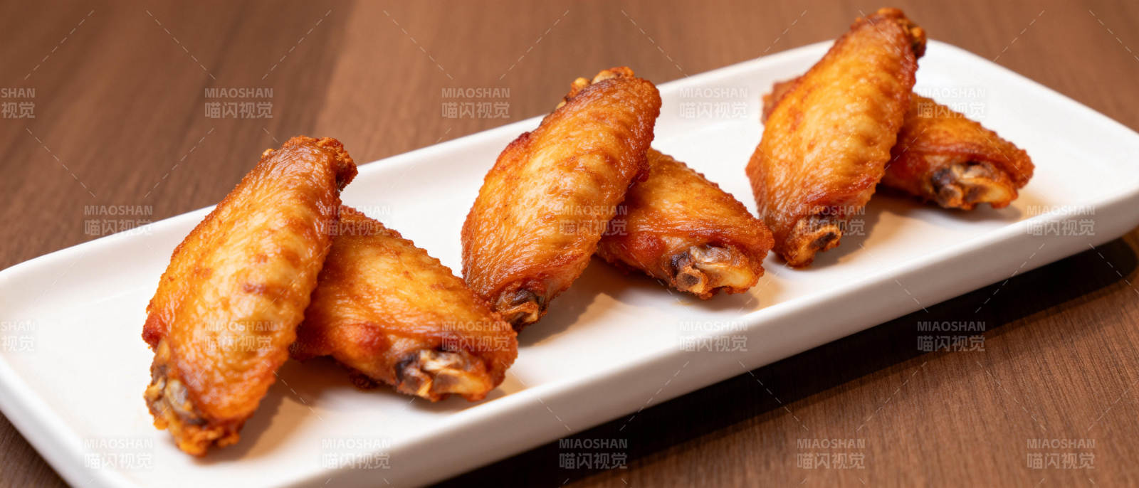金黄鸡翅摆盘图片