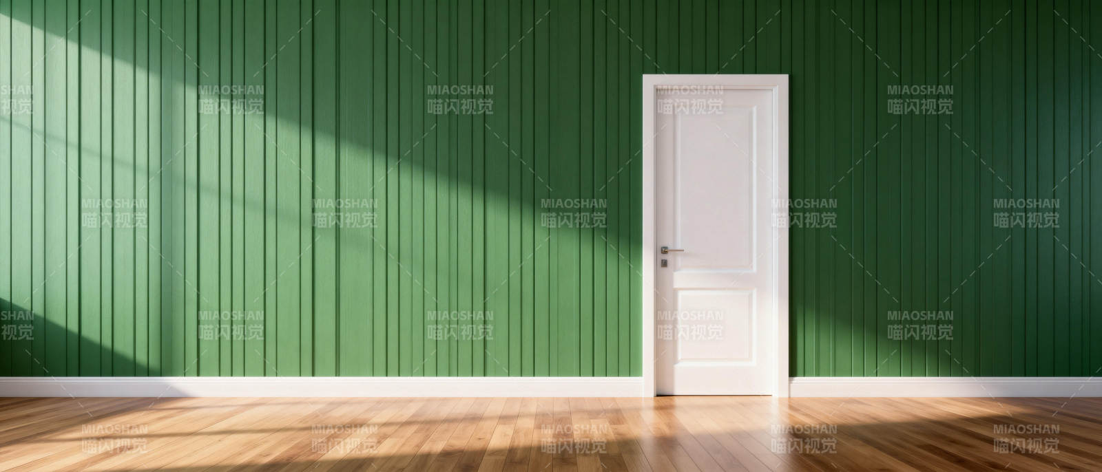 绿墙白门光影交错图片